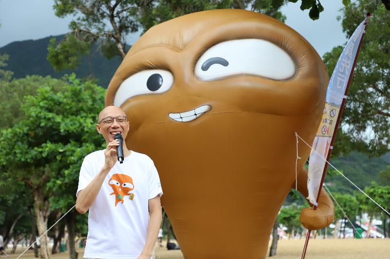 Speaking at the launch ceremony of the "Plastic Free Beach, Tableware First" campaign today (July 19), the Secretary for the Environment, Mr Wong Kam-sing, encourages members of the public to go plastic-free on beaches and reduce the use of disposable plastic utensils.
