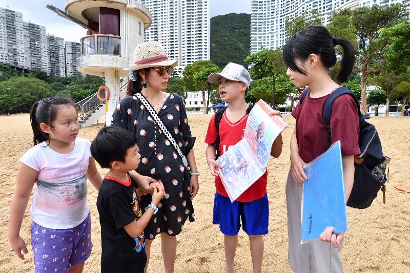 義工大使今日（七月十九日）在「走塑沙灘　餐具先行」運動啟動禮後，於淺水灣泳灘向市民宣傳「走塑沙灘」的信息。
