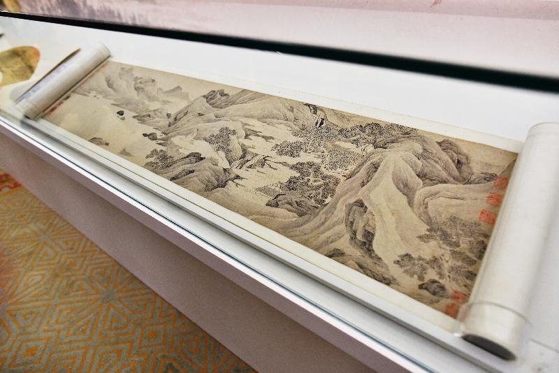香港藝術館獲贈逾三百五十件至樂樓藏中國書畫，捐贈儀式今日（七月十九日）舉行。現場展出唐寅（一四七○至一五二三）的《桃花庵》。此卷仿照北宋畫院風格，刻畫精到。
