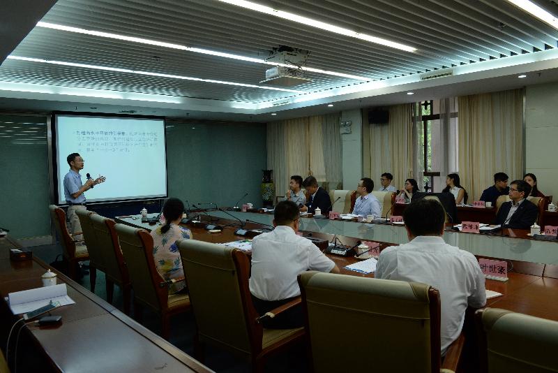 The Electrical and Mechanical Services Department and representatives from the electrical and mechanical trade today (July 19) concluded their four-day visit to Shenzhen and Guangzhou. Photo shows the Deputy Director of Electrical and Mechanical Services, Mr Tai Tak-him (middle row, first right) and the delegates being briefed by the Vice Dean of the Institute for Free Trade Zone Research of Sun Yat-sen University, Professor Mao Yanhua, on the latest developments of innovation and technology in the Guangdong-Hong Kong-Macao Bay Area.