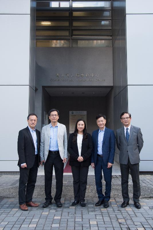 The Legislative Council Subcommittee to Follow Up Issues Relating to the Unified Screening Mechanism for Non-refoulement Claims today (July 19) conducts a visit to the Castle Peak Bay Immigration Centre. Photo shows (from left) Dr Fernando Cheung, Mr Ip Kin-yuen, Dr Elizabeth Quat, Mr Yiu Si-wing and Mr Tony Tse .