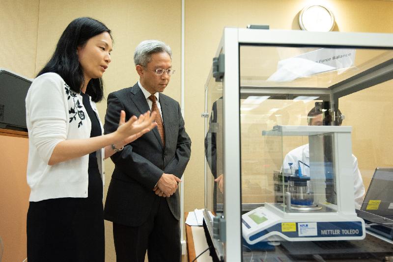 公务员事务局局长罗智光今日（七月二十日）到访创新科技署。图示罗智光（右）参观标准及校正实验所，了解实验所提供的校正服务。