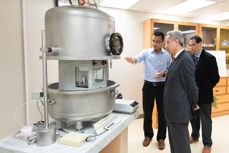 The Secretary for the Civil Service, Mr Joshua Law, visited the Innovation and Technology Commission today (July 20). Photo shows Mr Law (centre) touring the Standards and Calibration Laboratory to learn about its calibration services.