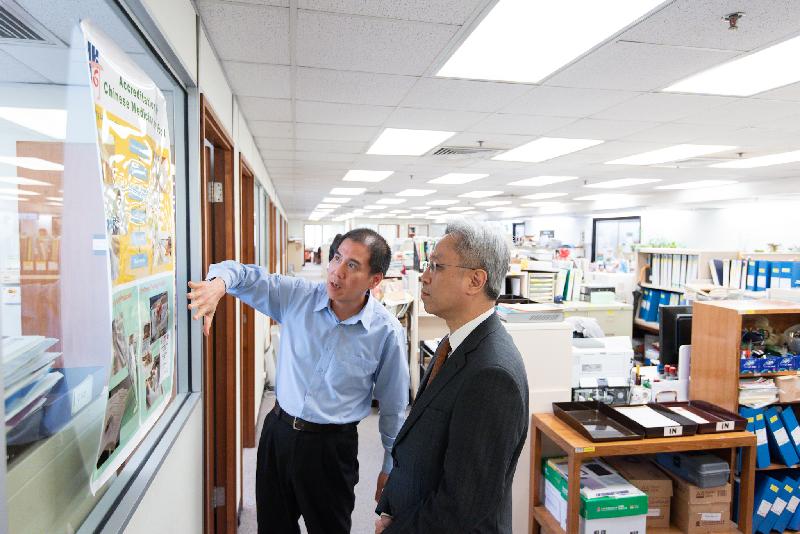 The Secretary for the Civil Service, Mr Joshua Law, visited the Innovation and Technology Commission today (July 20). Photo shows Mr Law (right) being briefed on the accreditation services provided for laboratories, certification bodies and inspection bodies by the Hong Kong Accreditation Service.