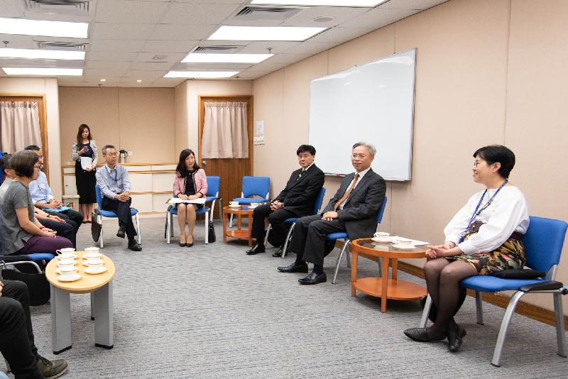 Accompanied by the Permanent Secretary for the Civil Service, Mr Thomas Chow (third right), the Secretary for the Civil Service, Mr Joshua Law (second right), today (July 20) visited the Innovation and Technology Commission and met with staff representatives of various grades at a tea gathering to exchange views on matters of concern.