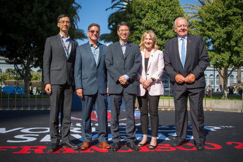 The Nations Welcome Ceremony was hosted by the Rugby World Cup Sevens 2018 today (July 19, San Francisco time) at the Embarcadero Plaza in San Francisco, the United States, to kick off the tournament weekend. Photo shows the Chairman of World Rugby, Mr Bill Beaumont (first right); the Chairman of the Board, USA Rugby, Ms Barbara O'Brien (second right); the Hong Kong Commissioner for Economic and Trade Affairs, USA, Mr Eddie Mak (centre); the Director of the Hong Kong Economic and Trade Office, San Francisco, Mr Ivanhoe Chang (first left); and the President and CEO of San Francisco Travel, Mr Joe D'Alessandro (second left), at the ceremony.