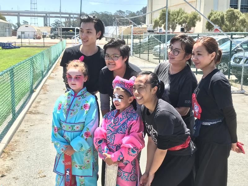 The Cantonese opera troupe from Hong Kong that performed at the Nations Welcome Ceremony for the Rugby World Cup Sevens 2018 in San Francisco, the United States, today (July 19, San Francisco time) also participated in community events leading up to the ceremony, including talks and demonstrations of the traditional art form for local youths.
