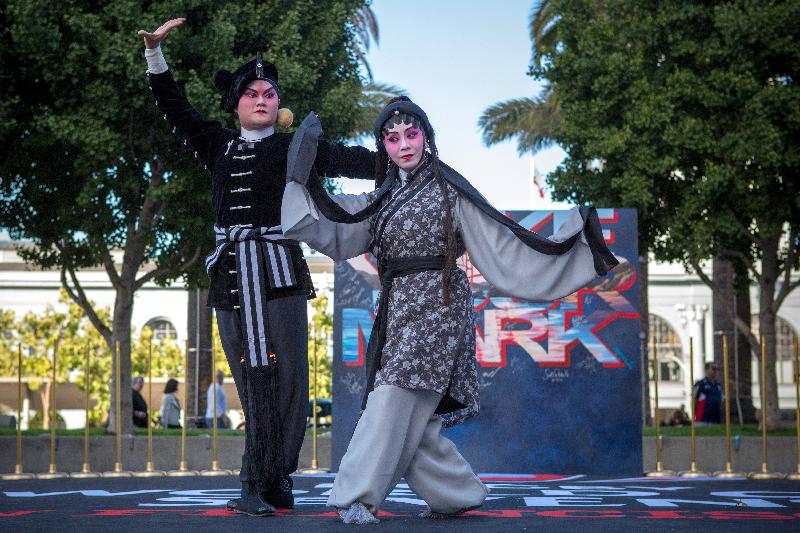 The Nations Welcome Ceremony was hosted by the Rugby World Cup Sevens 2018 today (July 19, San Francisco time) at the Embarcadero Plaza in San Francisco, the United States, to kick off the tournament weekend. Photo shows a Cantonese opera troupe from Hong Kong performing at the ceremony.