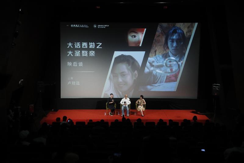 「岁月留声　港影港乐」第七届香港主题电影展今晚（七月二十日）在北京揭幕。图示影展客座策展人和着名香港音乐人卢冠廷（中）于开幕片放映后与现场观众就电影音乐的创作理念进行交流。