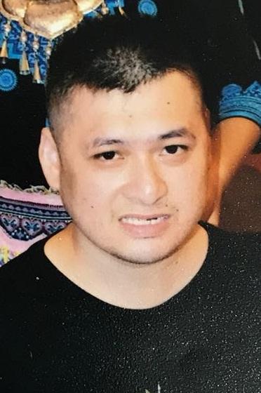 Tam Wai-lun, aged 33, is about 1.64 metres tall, 77 kilograms in weight and of fat build. He has a round face with yellow complexion and short straight black hair. He was last seen wearing a dark blue short-sleeved T-shirt, green shorts, light grey slippers, and carrying a recycle bag in light blue colour.