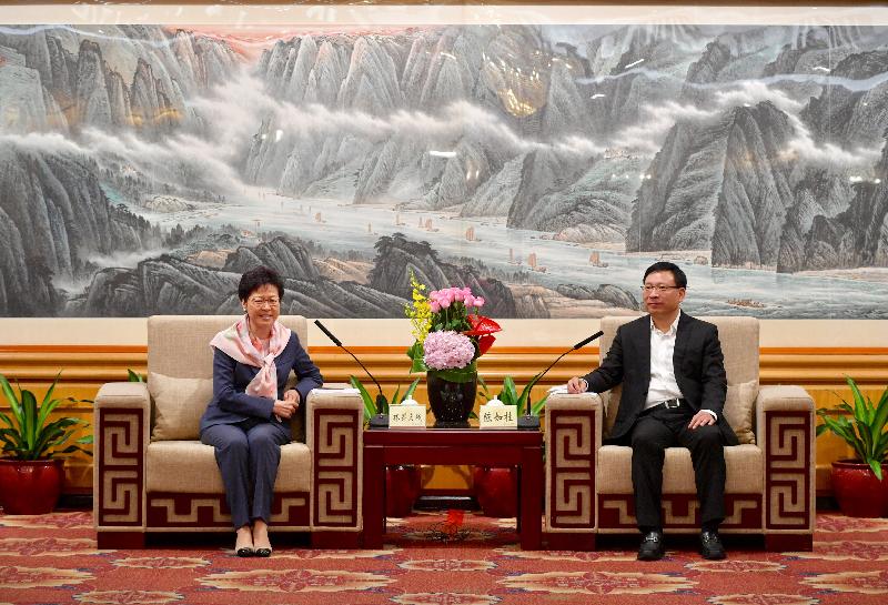 The Chief Executive, Mrs Carrie Lam (left), meets with the Mayor of the Shenzhen Municipal Government, Mr Chen Rugui (right), in Shenzhen today (July 20).


