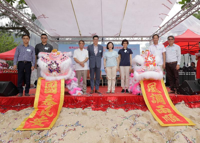 The opening ceremony of "Improvement Works at Silvermine Bay Beach, Mui Wo, Lantau Island" under the Signature Project Scheme of Islands District was held today (July 22). The Acting Secretary for Home Affairs, Mr Jack Chan (fourth left); the Chairman of the Islands District Council (IDC), Mr Chow Yuk-tong (third left); the Director of Home Affairs, Miss Janice Tse (fourth right); Deputy Director of Home Affairs, Miss Charmaine Wong (third right); the Convenor of the Islands District Working Group on Signature Project (Silvermine Bay Project), Mr Wong Man-hon (second right); the Vice Chairman of the IDC, Mr Randy Yu (second left); the District Officer (Islands), Mr Anthony Li (first left); and Assistant Director of Leisure and Cultural Services (Leisure Services), Mr Simon Liu (first right) in a group photo after a lion dance performance.