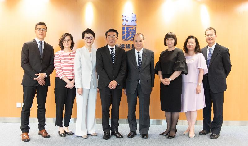 The Chief Secretary for Administration, Mr Matthew Cheung Kin-chung, visits the Legal Aid Department today (July 23). Photo shows Mr Cheung (fourth right) in a group photo with the Director of Legal Aid, Mr Thomas Kwong (fourth left); the Director of Administration, Ms Kitty Choi (third left); the Deputy Director of Legal Aid (Policy and Administration), Mr Chris Chong (first right); the Deputy Director of Legal Aid (Litigation), Ms Juliana Chan (third right); and the Deputy Director of Legal Aid (Application and Processing), Ms Mo Yuk-wah (second left); the Assistant Director of Legal Aid (Policy and Development), Ms Doris Lui (second right); and the Acting Assistant Director of Legal Aid (Litigation), Mr Steve Wong (first left).