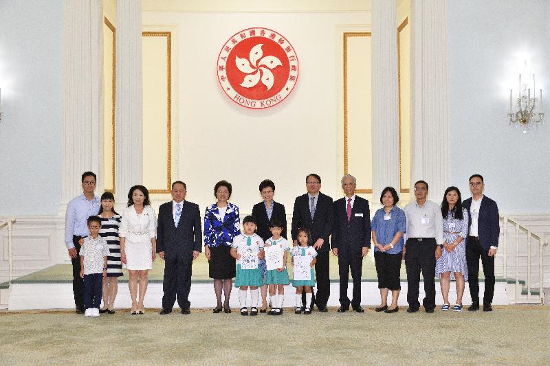 The Chief Executive, Mrs Carrie Lam, today (July 23) specially hosted three students of Yau Yat Chuen School who had written to Professor Peng Liyuan at Government House to present them personally Professor Peng's reply letter. Picture shows (second row, from third left) the Principal of Yau Yat Chuen School, Ms Lee Ming-chu; the Chairman of the School Management Committee of Yau Yat Chuen School, Mr Yu Kwok-chun; Deputy Director of the Liaison Office of the Central People's Government in the Hong Kong Special Administrative Region Ms Qiu Hong; Mrs Lam; the school's Supervisor, Mr Kenneth Fang; and the Director of the Chief Executive's Office, Mr Chan Kwok-ki, with students and their parents at the gathering. 