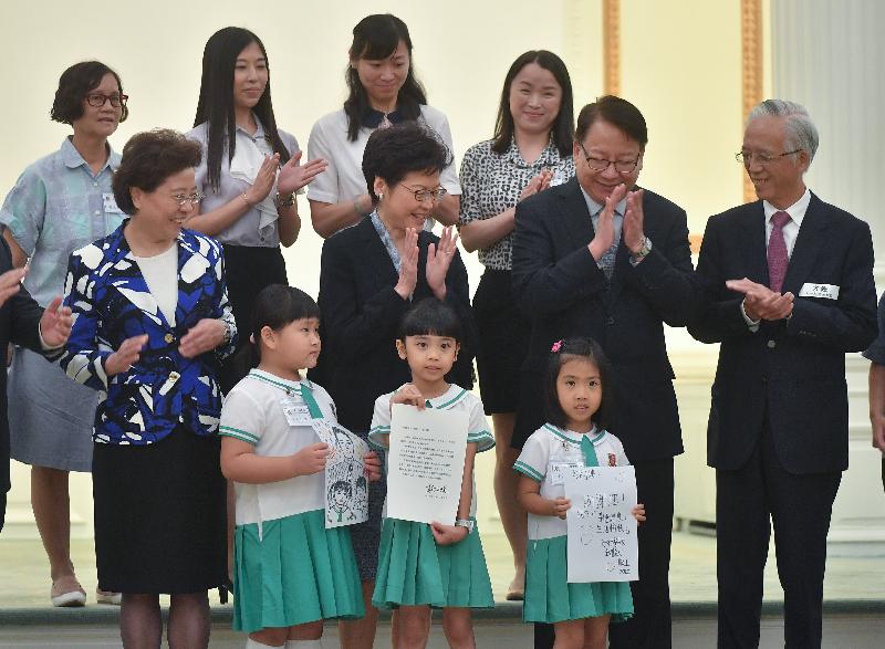 The Chief Executive, Mrs Carrie Lam (second row, second left), today (July 23) specially hosted three students of Yau Yat Chuen School who had written to Professor Peng Liyuan at Government House to present them personally Professor Peng's reply letter.