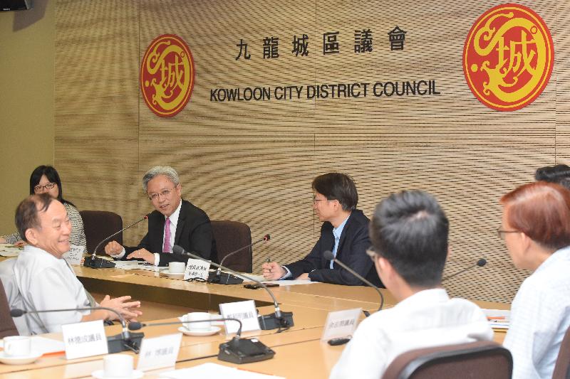 公务员事务局局长罗智光今日（七月二十四日）到访九龙城区。图示罗智光（左三）在九龙城区议会主席潘国华（左四）陪同下，与区议员就他们关注的事务交换意见。
