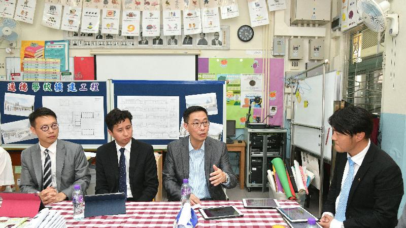 教育局局长杨润雄（右二）今日（七月二十四日）下午到访位于锦田的通德学校，了解学校的发展计划，并与校长黄伟立（右一）交流。

