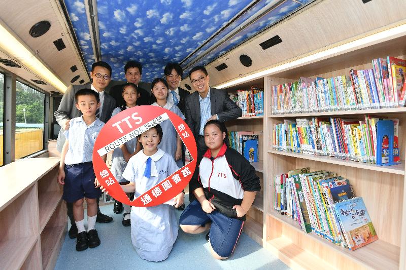 The Secretary for Education, Mr Kevin Yeung (back row, first right), visited Tung Tak School in Kam Tin this afternoon (July 24) and boarded a library bus, stationed beside the playground, to share the joy of reading with some students participating in summer activities. Mr Yeung said he was pleased to learn that the school has made every effort to promote reading.