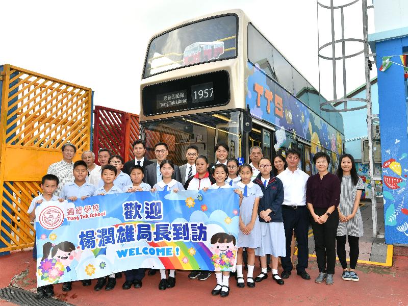 The Secretary for Education, Mr Kevin Yeung (back row, sixth left), visited Tung Tak School in Kam Tin this afternoon (July 24) and had a picture taken with the teaching staff and students in front of a library bus. Mr Yeung said he was pleased to learn that the school has made every effort to promote reading. Starting from the 2018/19 school year, the Education Bureau will disburse a new Promotion of Reading Grant to all public sector schools with a view to nurturing a good reading culture in schools, enabling students to derive pleasure from reading, and enhancing their reading abilities. The total expenditure on the Promotion of Reading Grant will amount to $48 million per year. A recurrent subsidy of $30,000 will be provided for each special school, $20,000 to $40,000 for each primary school and $50,000 to $70,000 for each secondary school.