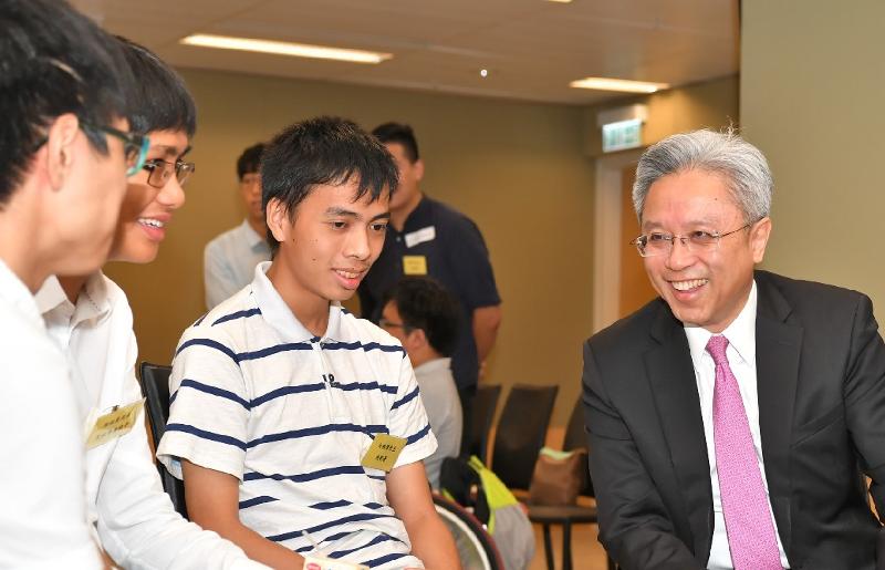公务员事务局局长罗智光（右一）今日（七月二十四日）在政府总部与参加政府暑期实习计划的残疾专上学生茶敍，了解他们的学习体验。