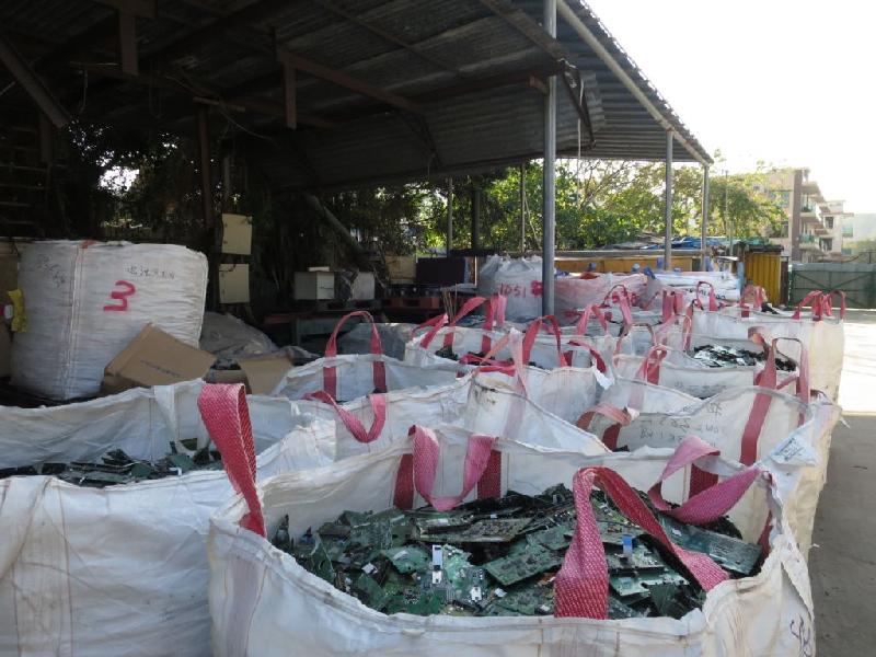 A blitz operation was jointly conducted by the Environmental Protection Department and the Police in January. It was found that various open recycling sites at Shan Ha Tsuen in Yuen Long and Ma Tso Lung in North District illegally stored waste printed circuit boards (PCBs), which are classified as chemical waste. The PCBs concerned weighed about 12 tonnes and had a total market value of over $1.2 million.