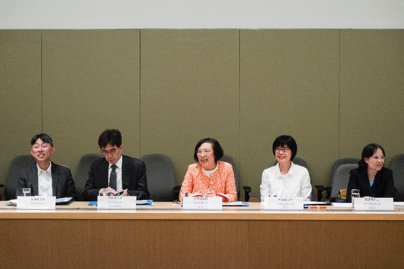 The Secretary for Food and Health, Professor Sophia Chan (centre), today (July 24) chairs a meeting with the chairmen and vice-chairmen of the environmental hygiene committees of the 18 District Councils. The Permanent Secretary for Food and Health (Food), Mr Philip Yung (second left); the Director of Food and Environmental Hygiene, Miss Vivian Lau (second right); the Deputy Secretary for Food and Health (Food), Mr Daniel Cheng (first left); and the Deputy Director of Food and Environmental Hygiene (Environmental Hygiene), Miss Diane Wong (first right), also attended the meeting.