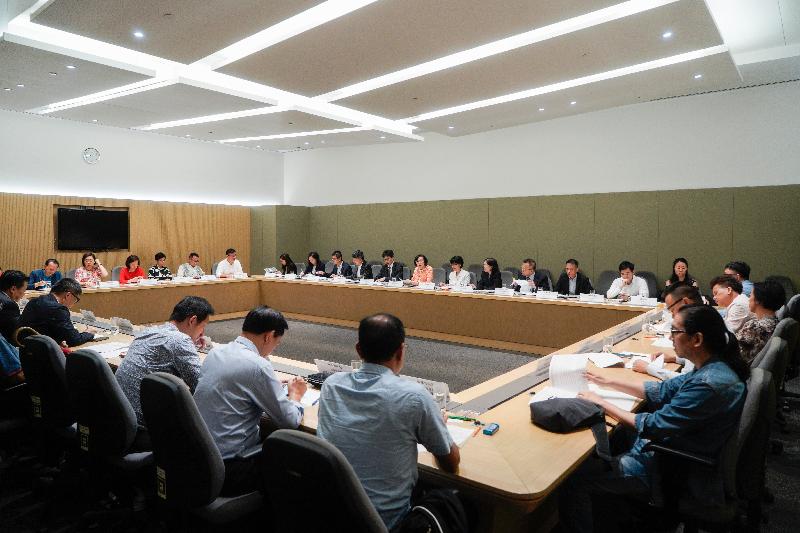 The Secretary for Food and Health, Professor Sophia Chan (seventh right); the Permanent Secretary for Food and Health (Food), Mr Philip Yung (eighth right); and the Director of Food and Environmental Hygiene, Miss Vivian Lau (sixth right), today (July 24) meet with the chairmen and vice-chairmen of the environmental hygiene committees of the 18 District Councils and listen to their views and suggestions on enhancing environmental hygiene in Hong Kong.