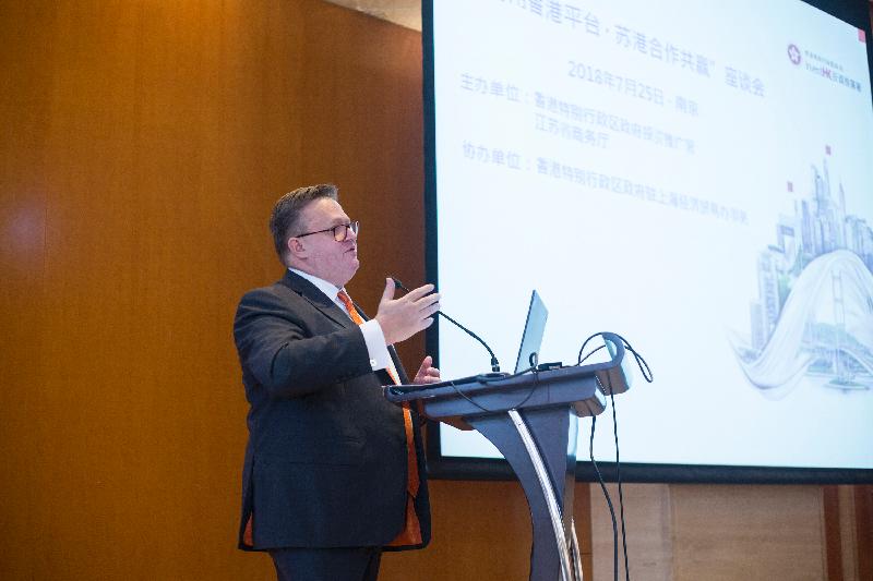 The Director-General of Investment Promotion, Mr Stephen Phillips, updates the local business community in Nanjing, Jiangsu Province, today (July 25) on Hong Kong's unique business advantages in the context of the national Belt and Road Initiative and how they could expand their business globally via Hong Kong at a roundtable conference entitled "Hong Kong and Jiangsu Province cooperation: Seizing the advantages of Hong Kong's platform".