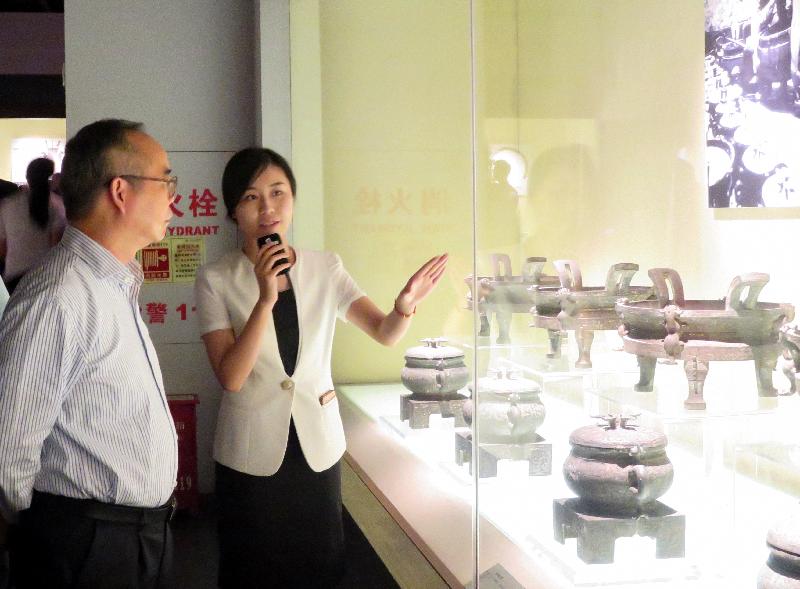 民政事務局局長劉江華（左）昨日（七月二十四日）參觀湖北省博物館，加深了解當地歷史文物保護工作。