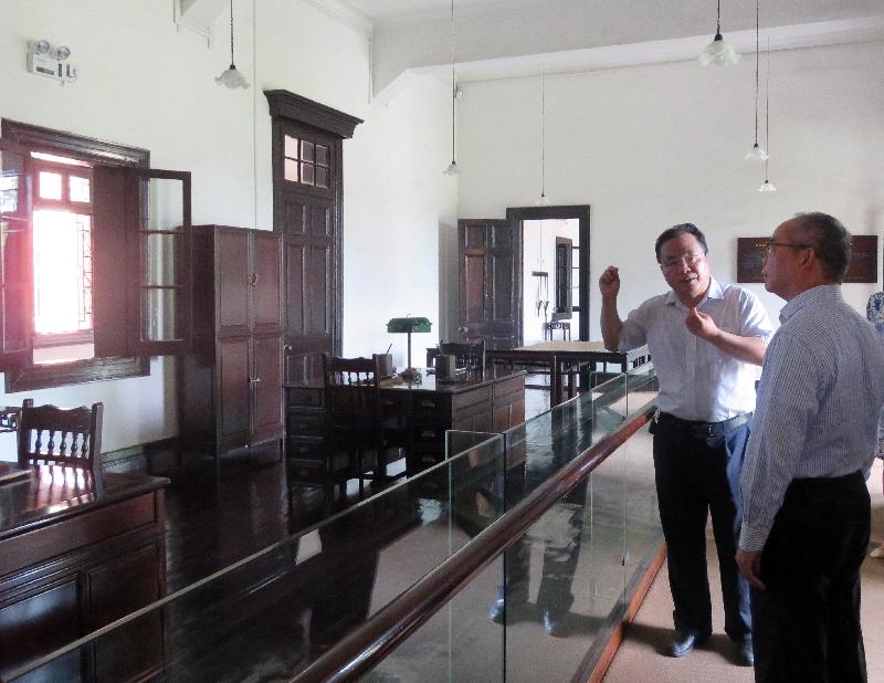 民政事務局局長劉江華（右）昨日（七月二十四日）參觀辛亥革命武昌起義紀念館，加深了解當地歷史文物保護工作。