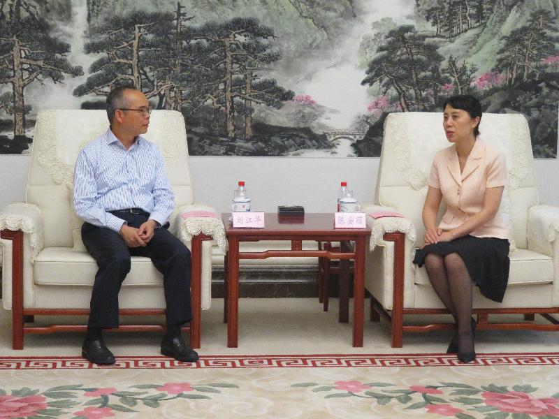 The Secretary for Home Affairs, Mr Lau Kong-wah (left), met with the Vice Governor of Hubei Province, Ms Chen Anli (right), yesterday (July 24).