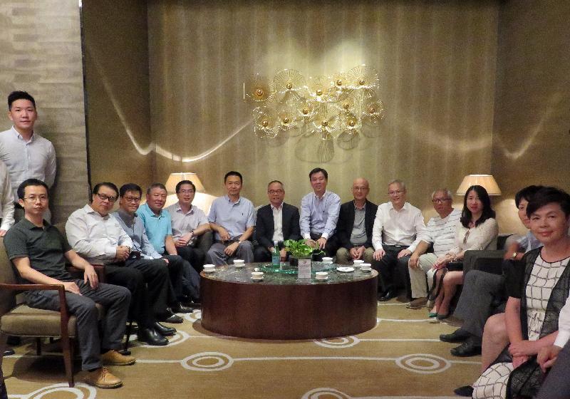 The Secretary for Home Affairs, Mr Lau Kong-wah (front row, seventh left), joined a gathering of Hong Kong people working or studying in Wuhan last night (July 24).