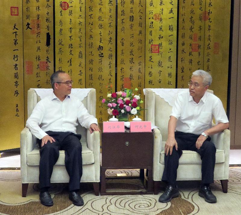 The Secretary for Home Affairs, Mr Lau Kong-wah (left), meets with the Secretary of the CPC Jingzhou Municipal Committee, Mr He Guangzhong (right), today (July 25).