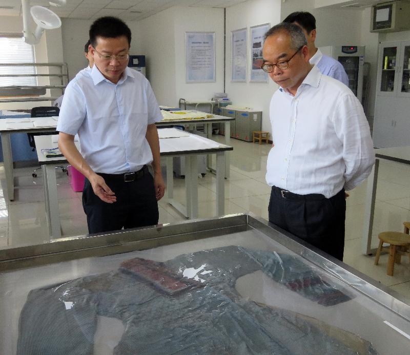 The Secretary for Home Affairs, Mr Lau Kong-wah (right), today (July 25) visits the Jingzhou Municipal Cultural Relics Protection Centre to learn about the protection and promotion of cultural heritage. 