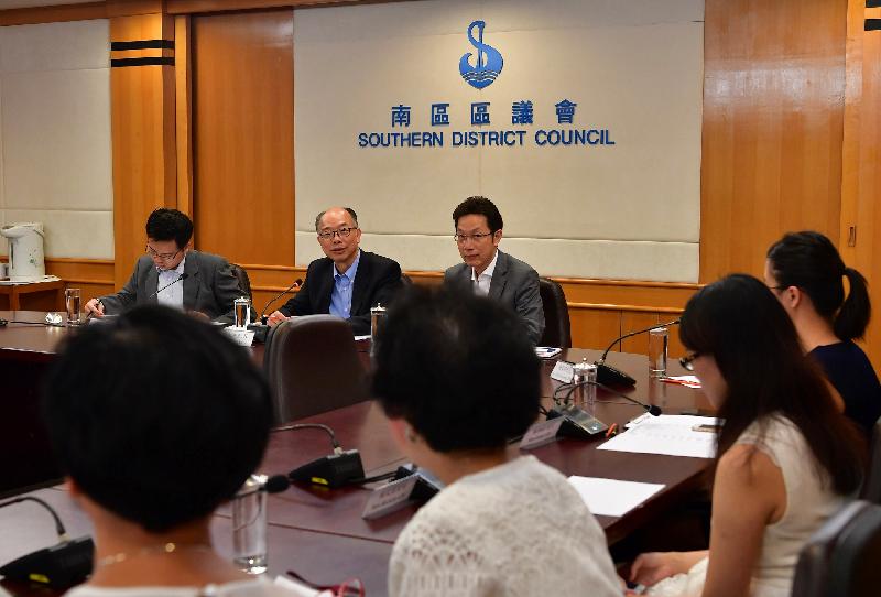 The Secretary for Transport and Housing, Mr Frank Chan Fan (back row, second left) meets with the Chairman of the Southern District Council (SDC), Mr Chu Ching-hong (back row, third left), and member of SDC to exchange views on transport and housing issues during his visit to Southern District today (July 25). 