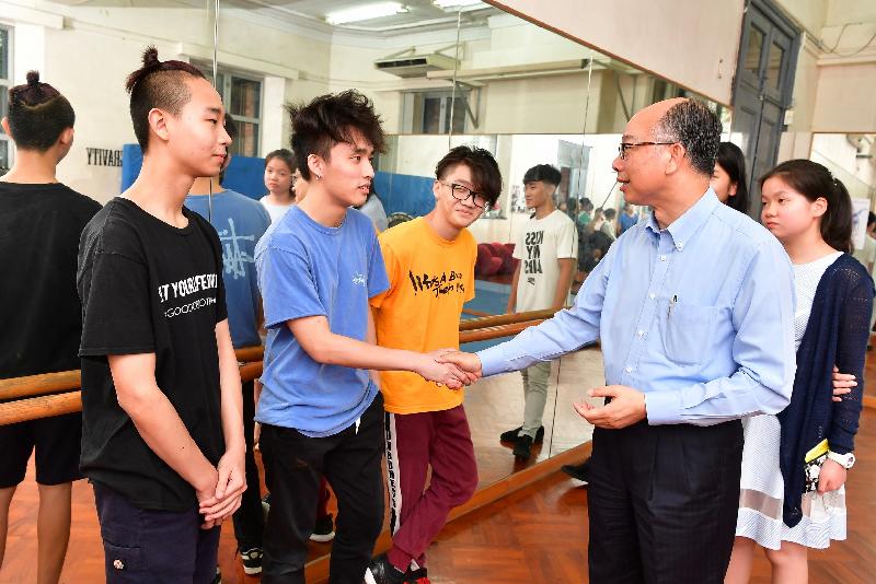 The Secretary for Transport and Housing, Mr Frank Chan Fan (second right), chats with young people at the Warehouse Teenage Club during his visit to Southern District today (July 25).