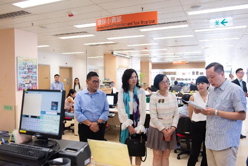 The Secretary for Food and Health, Professor Sophia Chan (third left), today (July 25) visited Phoenix Clubhouse and its clinic jointly operated by the David Trench Rehabilitation Centre and the Hospital Authority. Photo shows staff of the clubhouse briefing her about the rehabilitation services provided for people with mental illness. 