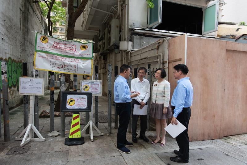The Secretary for Food and Health, Professor Sophia Chan (second right), today (July 25) inspected the environmental hygiene black spots in Western district. Photo shows her being briefed by staff of the Food and Environmental Hygiene Department on the application of Internet protocol cameras on High Street.