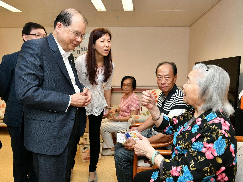 政务司司长张建宗（前排左）今日（七月二十五日）到访香港认知障碍症协会芹慧中心，与中心长者交流。