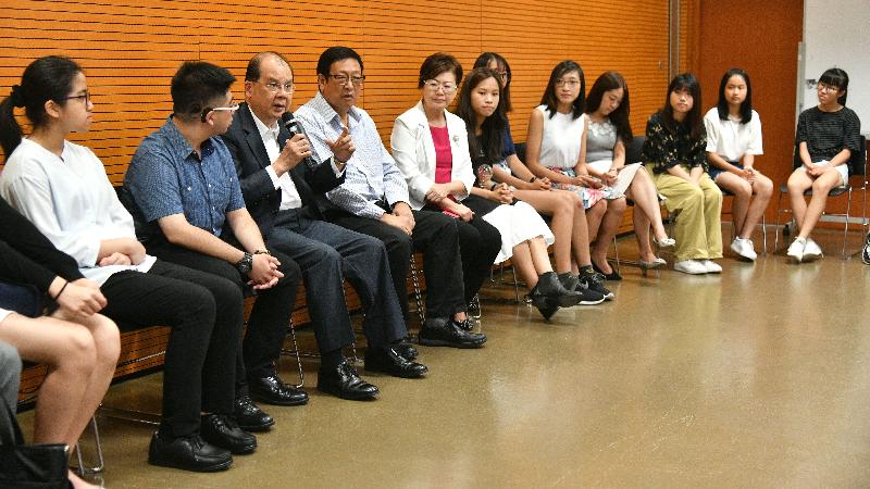 The Chief Secretary for Administration, Mr Matthew Cheung Kin-chung, today (July 25) visited Wan Chai. Photo shows Mr Cheung (third left), accompanied by the Chairman of the Wan Chai District Council, Mr Stephen Ng (fourth left), chatting with young participants of a summer activity organised by Wan Chai Teen Horizons of the Wan Chai District Office. Also present are two secondary school students (first and second left) participating in the "Be a Government Official for a Day" programme.