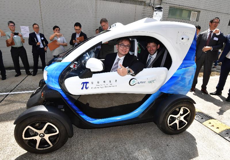The Acting Secretary for Innovation and Technology, Dr David Chung (left), tried a ride on the Open Platform Self-Driving Car, the latest R&D platform for self-driving technologies and applications sponsored by the Innovation and Technology Commission, at the Hong Kong Productivity Council Automotive Parts and Accessory Systems R&D Centre Showcase 2018 today (July 26).