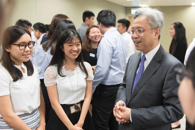 公务员事务局局长罗智光（右）今日（七月二十六日）与参加政务职系暑期实习计划的大学生见面，了解他们的工作体验。