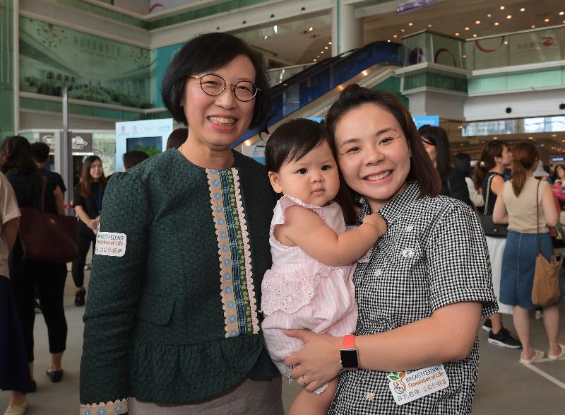 食物及衞生局局長陳肇始教授（左）今日（七月二十六日）在「國際母乳哺育周2018」慶祝活動上與「國際母乳哺育周2018」攝影比賽的得獎者合照。

