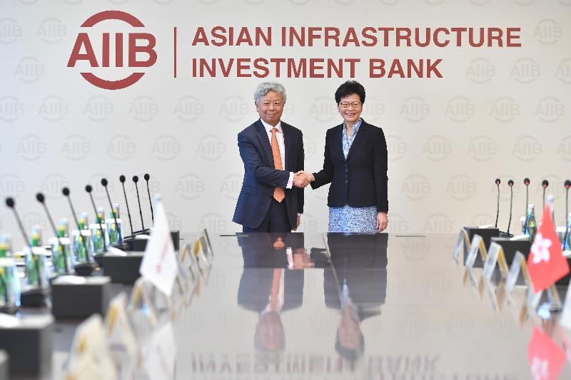 行政長官林鄭月娥（右）今日（七月二十六日）在北京與亞洲基礎設施投資銀行行長金立群（左）會面。 圖示二人於會面前握手。