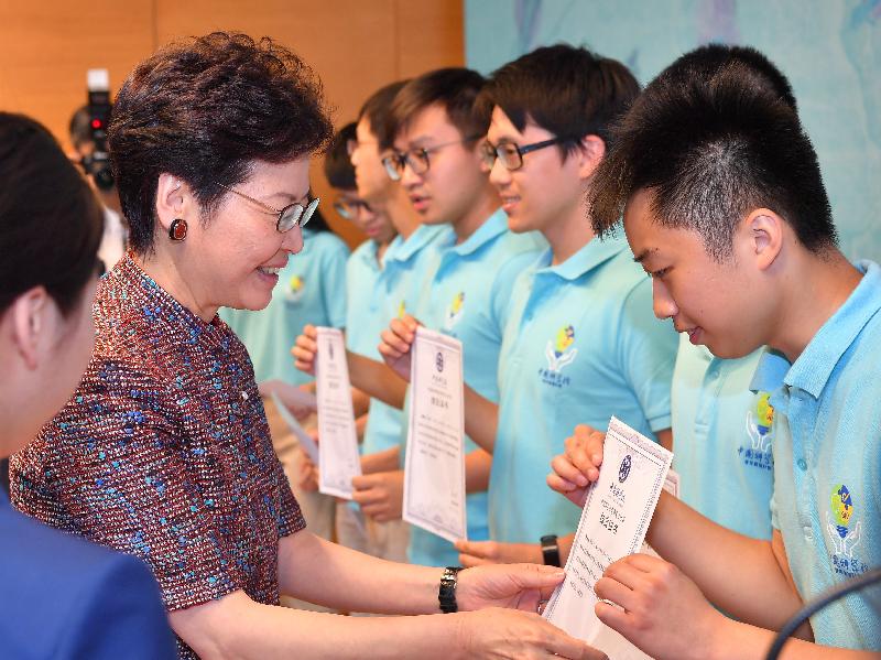 行政長官林鄭月娥今日（七月二十六日）在北京出席中國科學院青年實習計劃結業禮。圖示林鄭月娥頒發結業證書予參加計劃的香港大學生。
