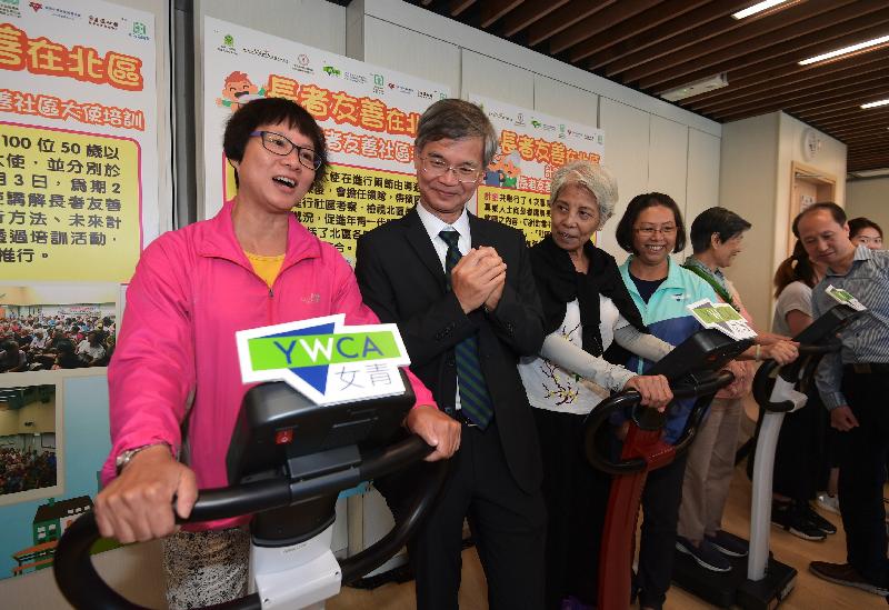 The Secretary for Labour and Welfare, Dr Law Chi-kwong, visited North District today (July 27) and called at the Ellen Li District Elderly Community Centre of the Hong Kong Young Women's Christian Association. Photo shows Dr Law (second left) being briefed on the centre's V-Health exercise platform to improve bone density.