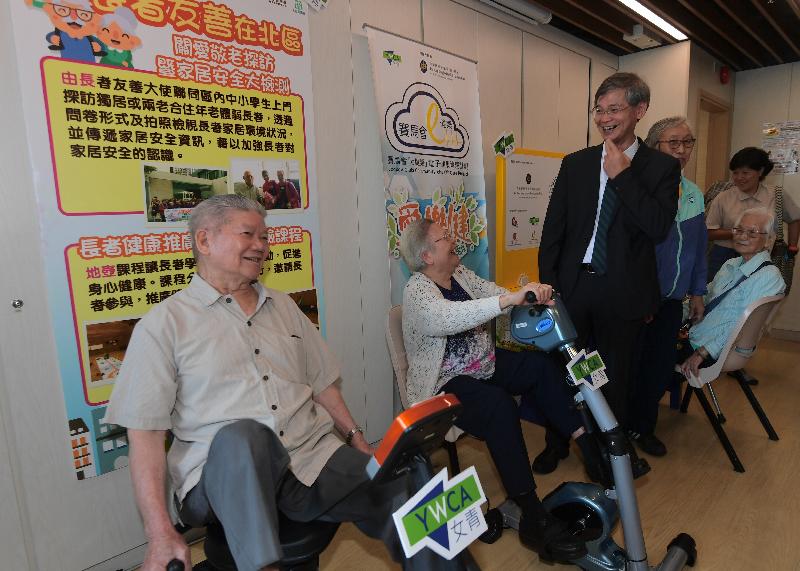 The Secretary for Labour and Welfare, Dr Law Chi-kwong, visited North District today (July 27) and called at the Ellen Li District Elderly Community Centre of the Hong Kong Young Women's Christian Association. Photo shows Dr Law (third left) chatting with the elderly in the centre.