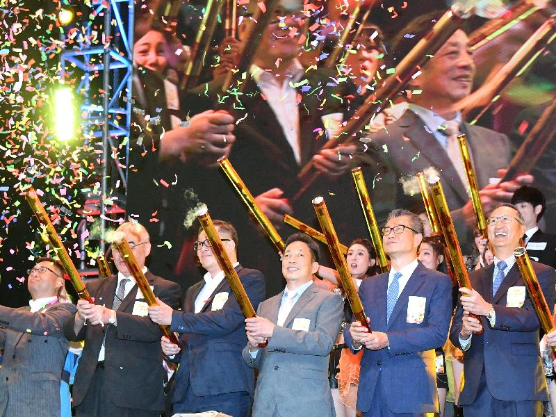 财政司司长陈茂波今早（七月二十七日）出席香港动漫电玩节2018开幕典礼。图示陈茂波（右二）、创意香港总监曾昭学（左三）、香港动漫电玩节2018主席郑汉怡（右三）及其他嘉宾合照。