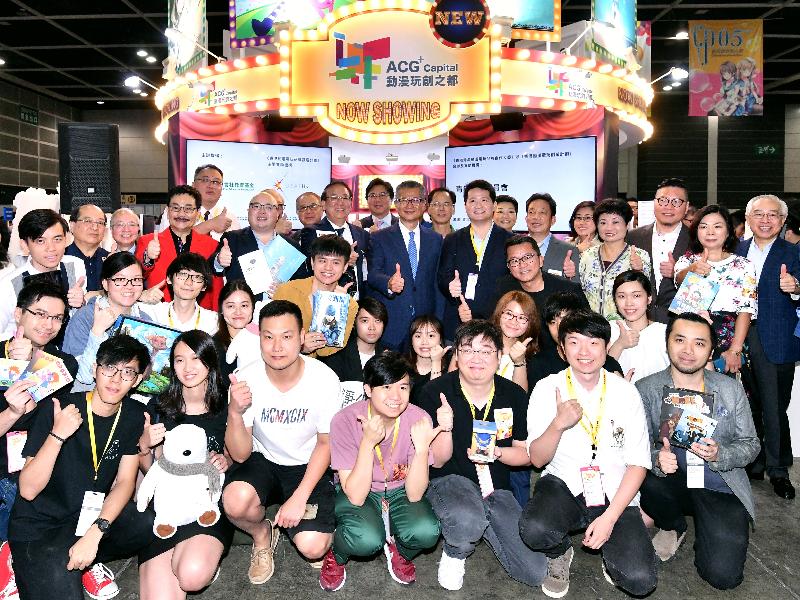 财政司司长陈茂波今早（七月二十七日）出席香港动漫电玩节2018开幕典礼。图示陈茂波（第三排中）及其他嘉宾在乐言社教育基金举办的展览启动礼上合照。