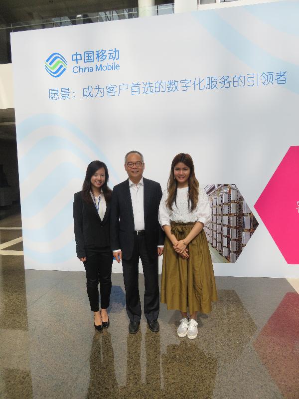 The Secretary for Home Affairs, Mr Lau Kong-wah, today (July 27) visited Hong Kong youths participating in the internship programmes of the International Youth Legal Exchange Federation in Beijing. Mr Lau (centre) is pictured with two interns working in the legal department of a local state-owned enterprise.